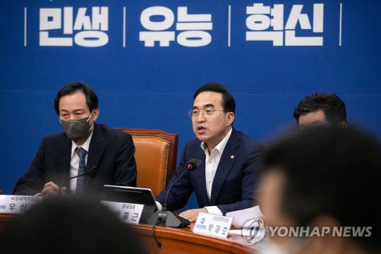 박홍근 더불어민주당 원내대표가 지난 22일 국회에서 열린 비상대책위원회의에서 발언하고 있다. <연합뉴스>